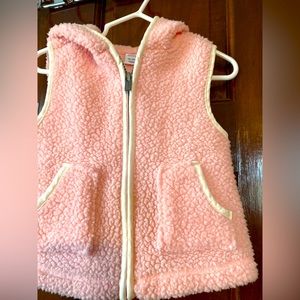 Girls adorable fuzzy vest !  Super cute !!!
